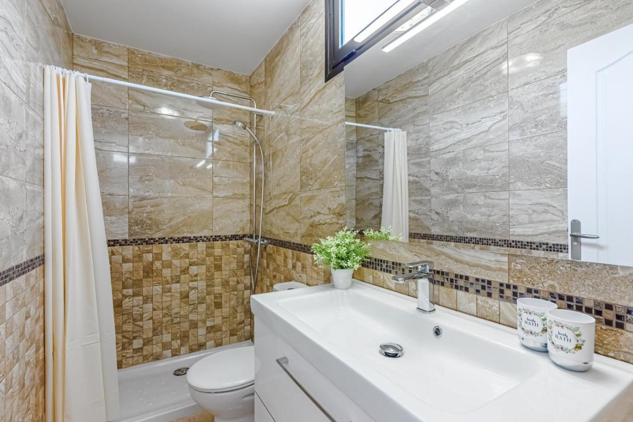 Apartment Apart America - 150 Meters From The Beach, Free Wi-Fi Арона Екстериор снимка